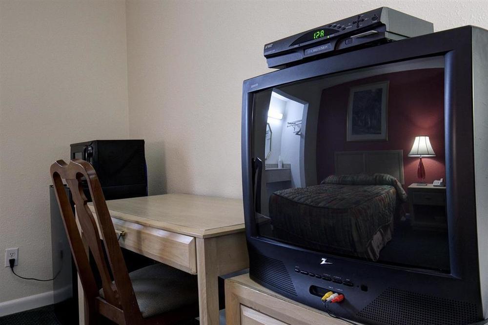 Americas Best Value Inn - Port Jefferson Station - Long Island Ruang foto
