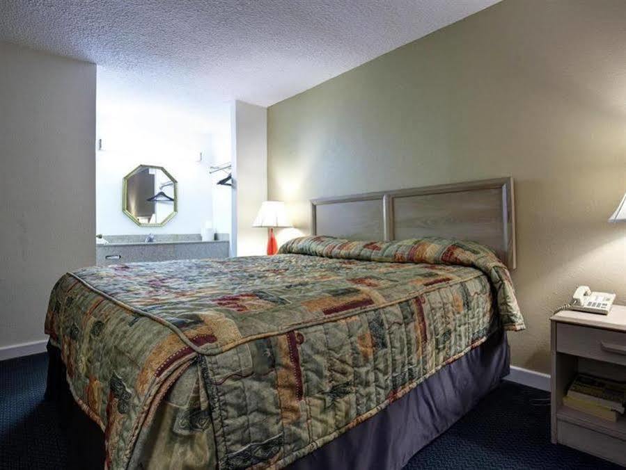 Americas Best Value Inn - Port Jefferson Station - Long Island Bagian luar foto